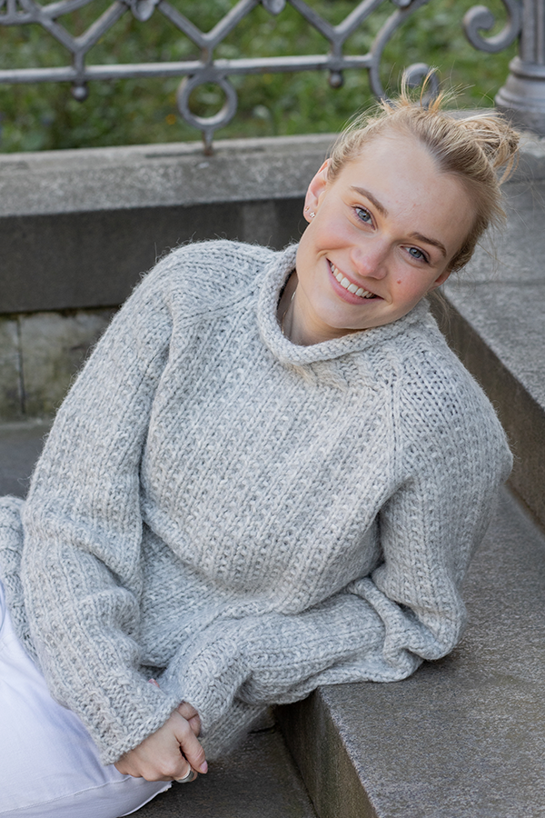 102-07 Lyra genser lys grå