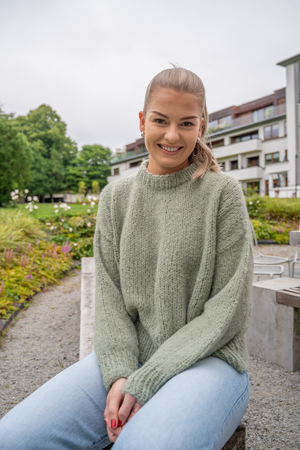 114-02A Åsta genser støvet jadegrønn