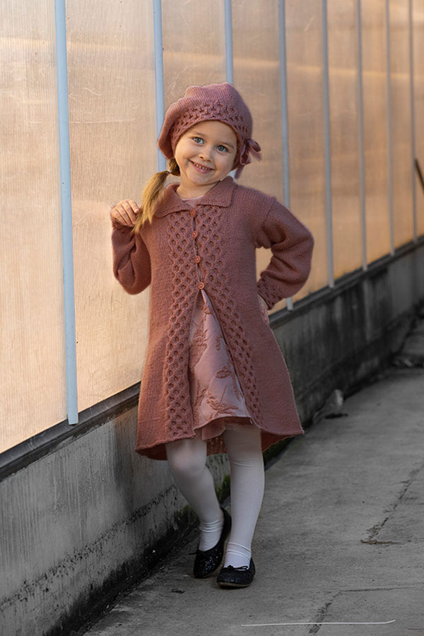 1825-1 Fia kåpe og lue brunrød