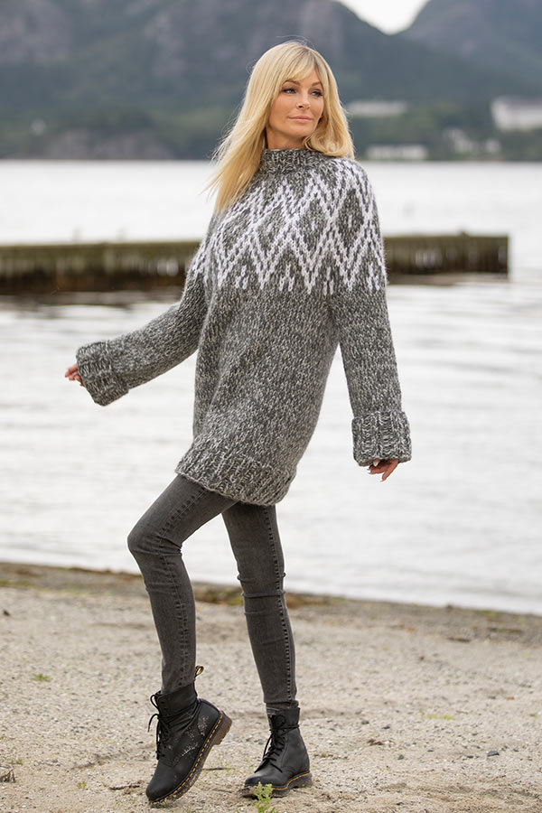 2022-11 Bliss genser lys grå