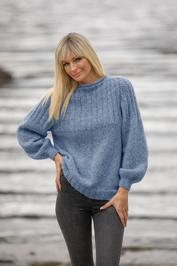 2022-2 Behag genser lys jeansblå