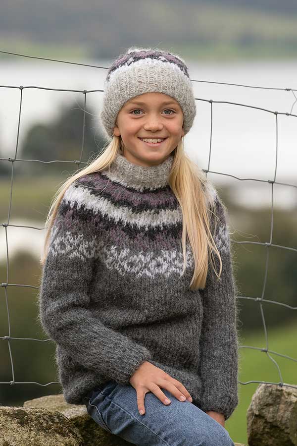 2027-1c Nova genser og lue grå