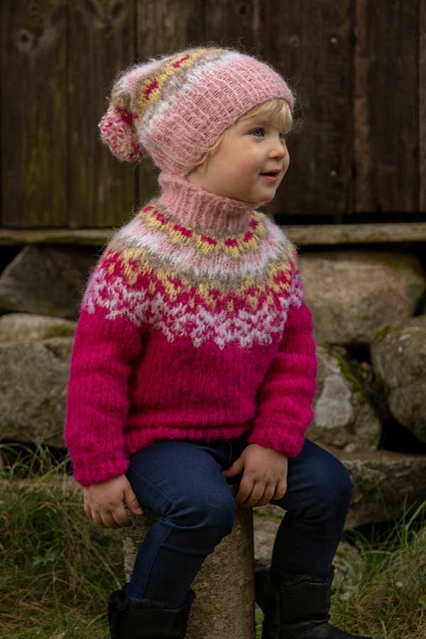 2027-1d Nova genser og lue cerise