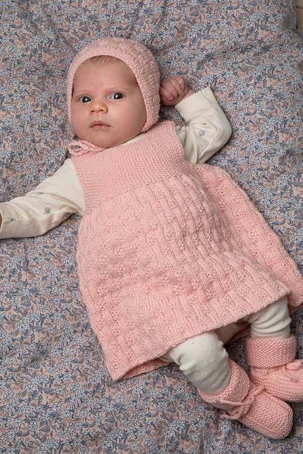 2028-6 April kjole, lue og sokker