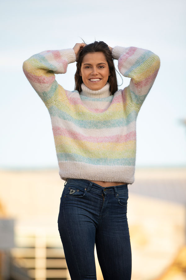 2031-12 Tankefull genser