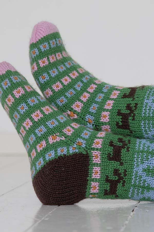 2103-6 Elg i blomstereng sokken