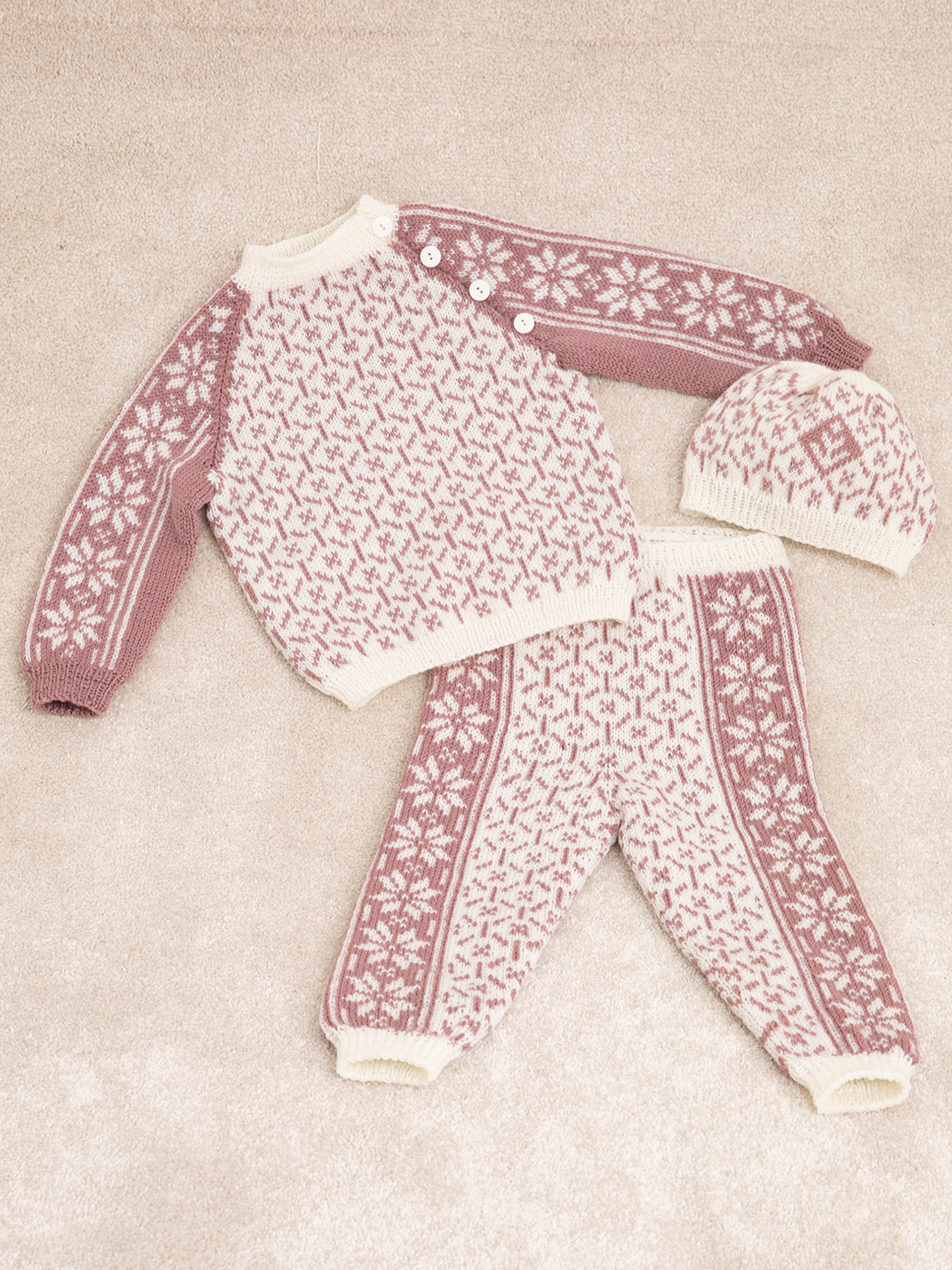 2304-03d Ellinor genser, bukse og lue