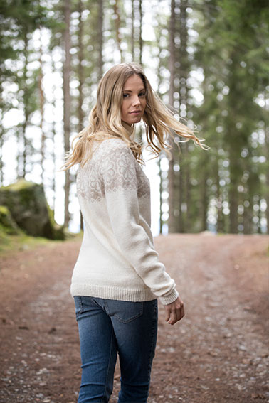 406-13 Q-symre genser hvit latte