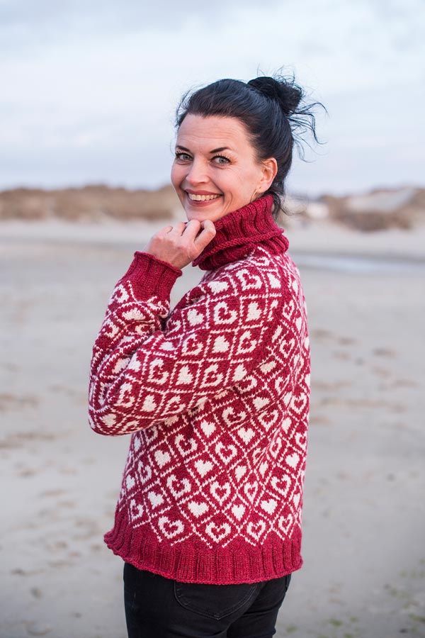 438-04 Sammen genser rubinrød