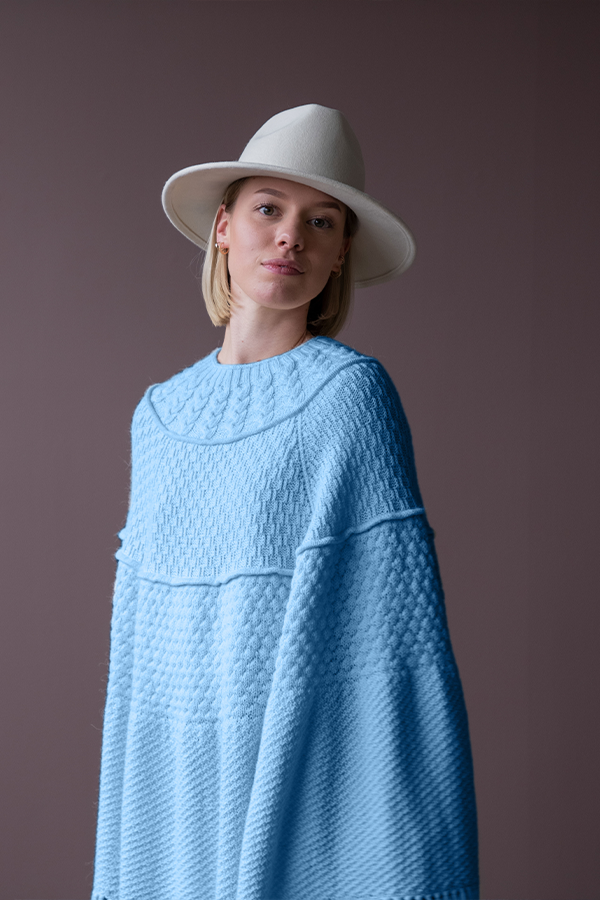 443-17 Inés poncho isblå