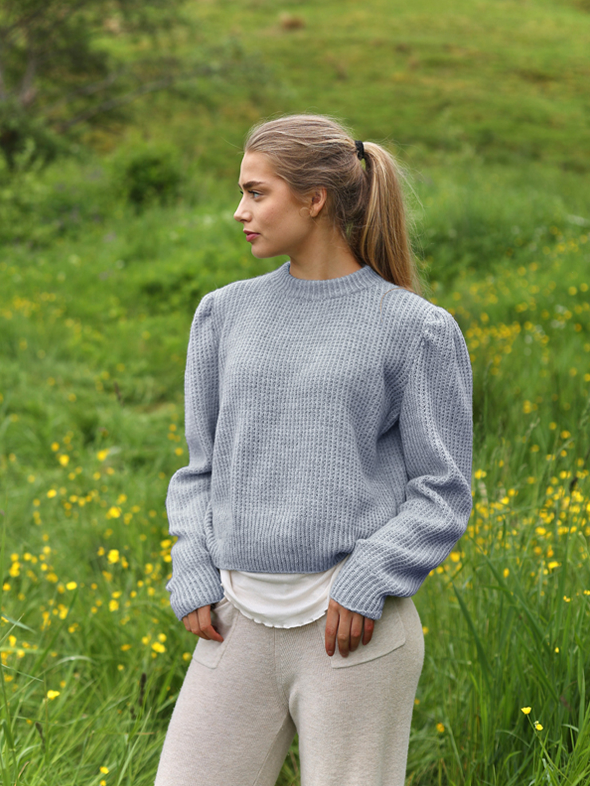 BETH genser lys blågrå