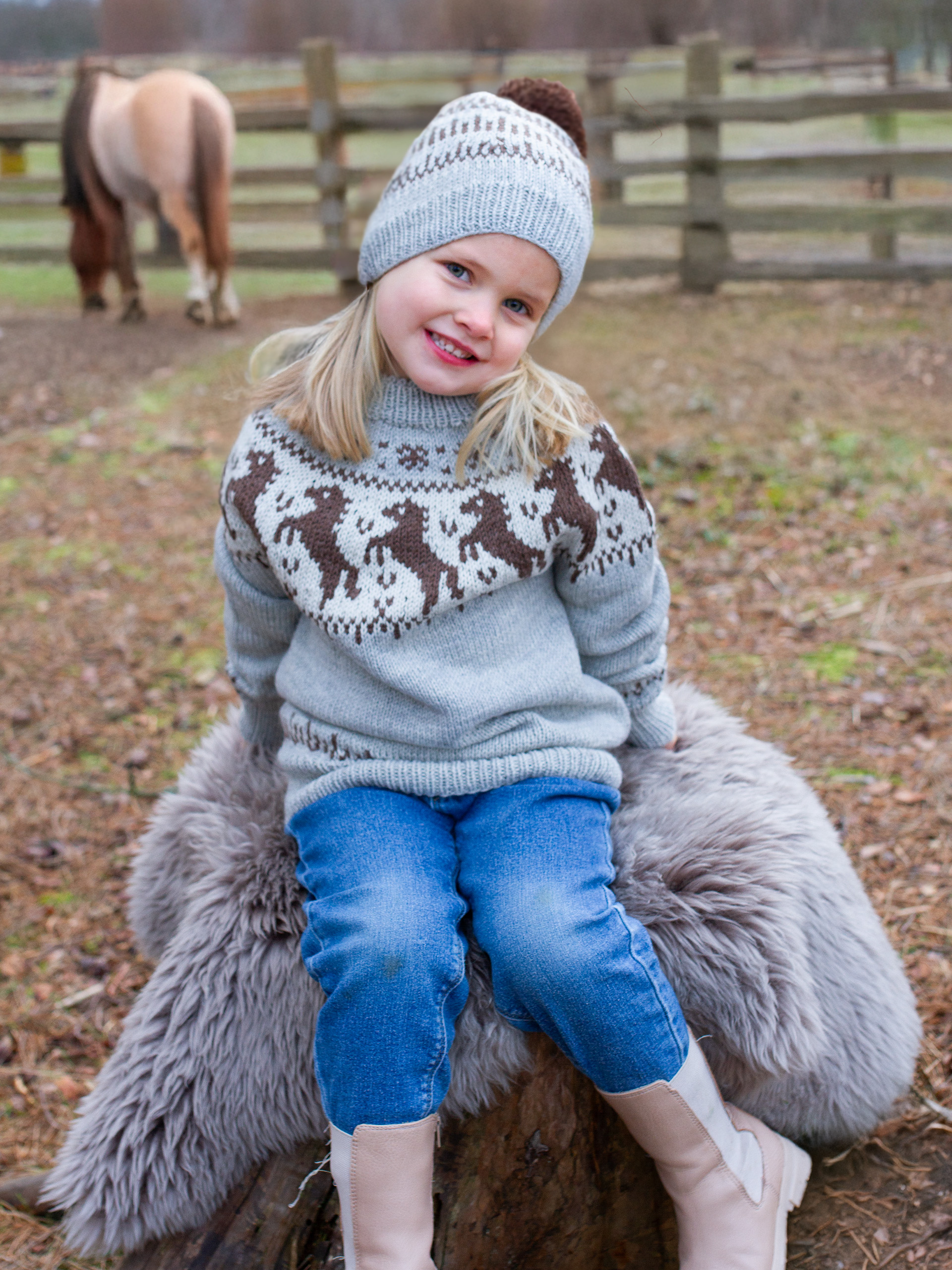 521K-02 BLAKKEN genser og lue mini