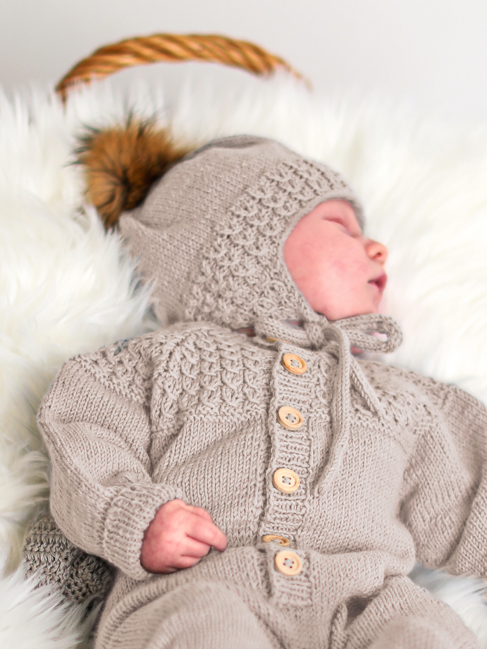 Bysse duskelue og sokker beige