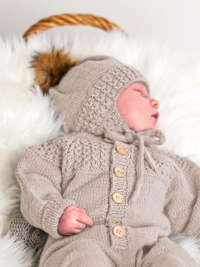 Bysse duskelue og sokker beige