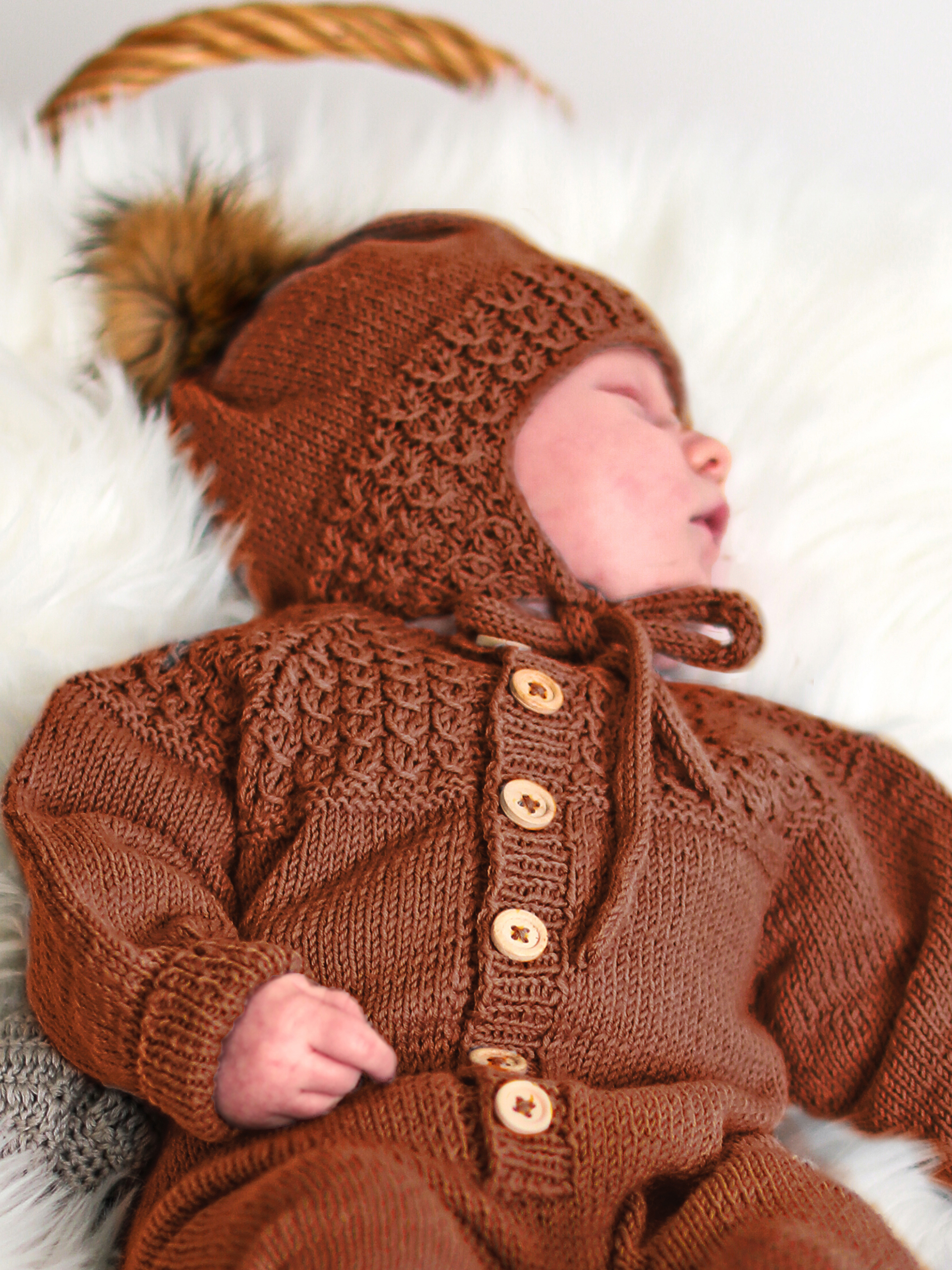 Bysse duskelue og sokker kanel