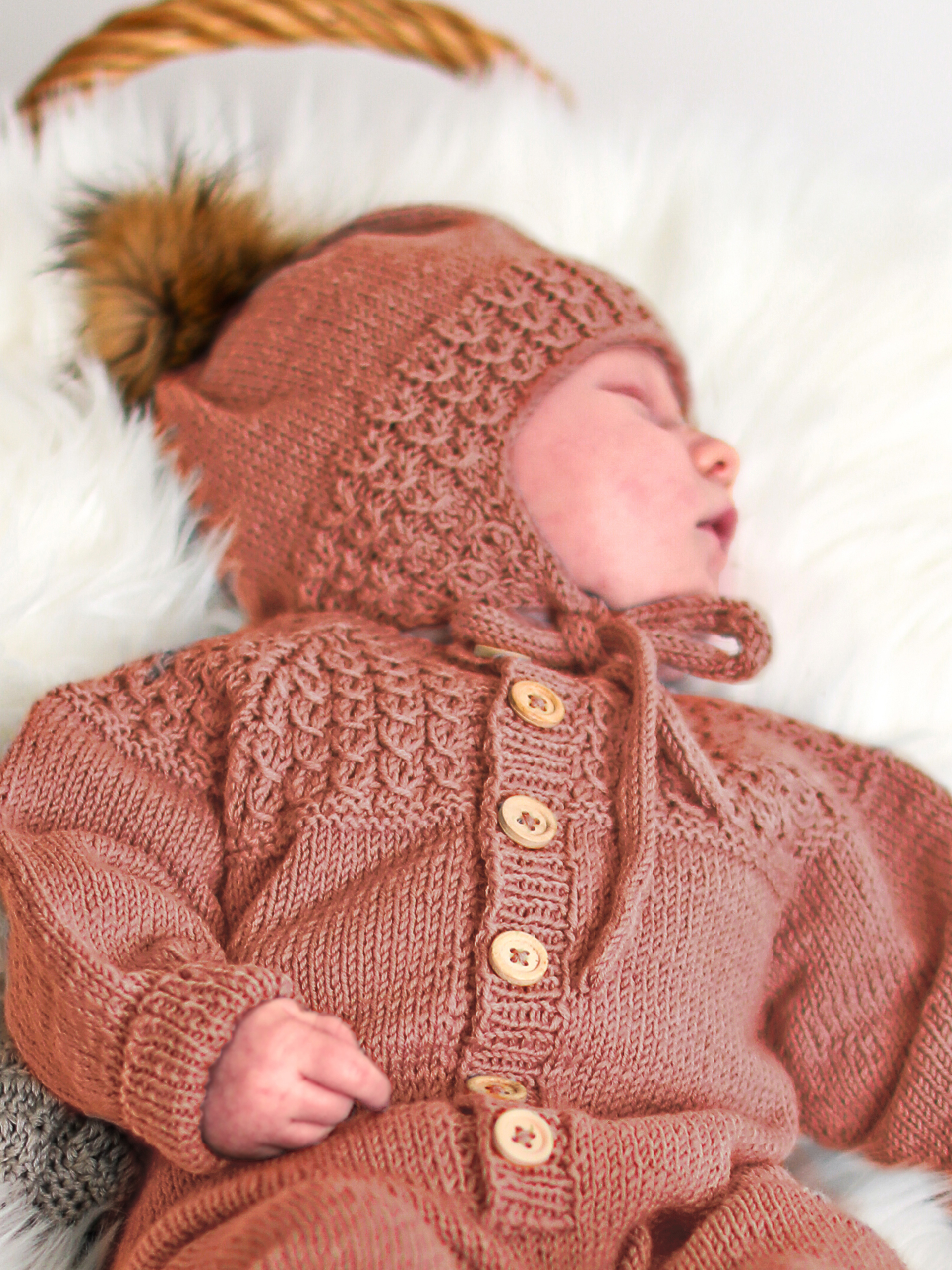 Bysse duskelue og sokker lakserosa