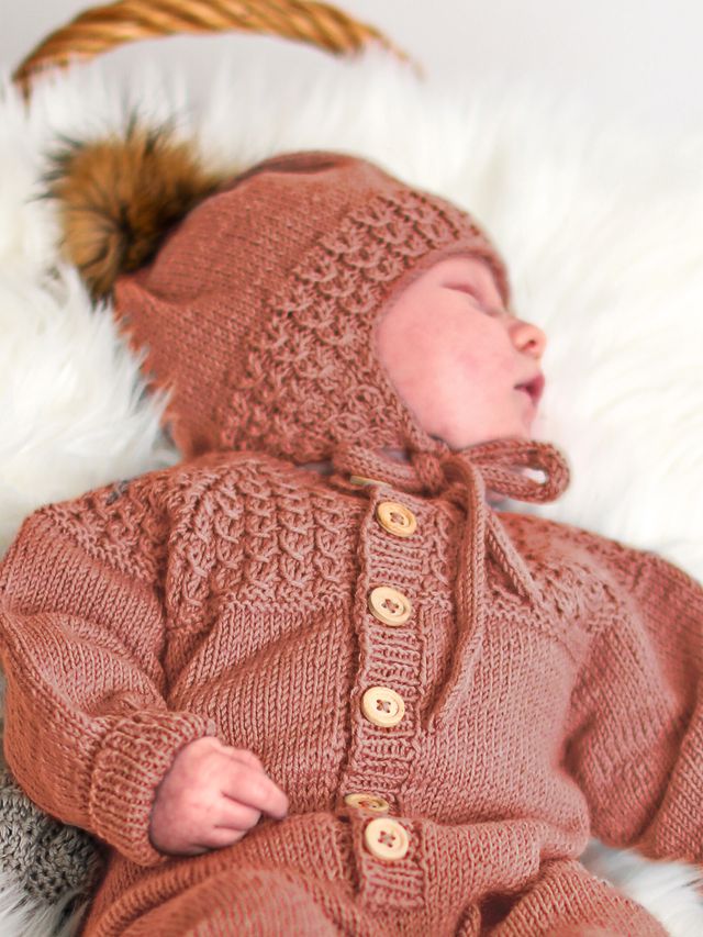 Bysse duskelue og sokker lakserosa