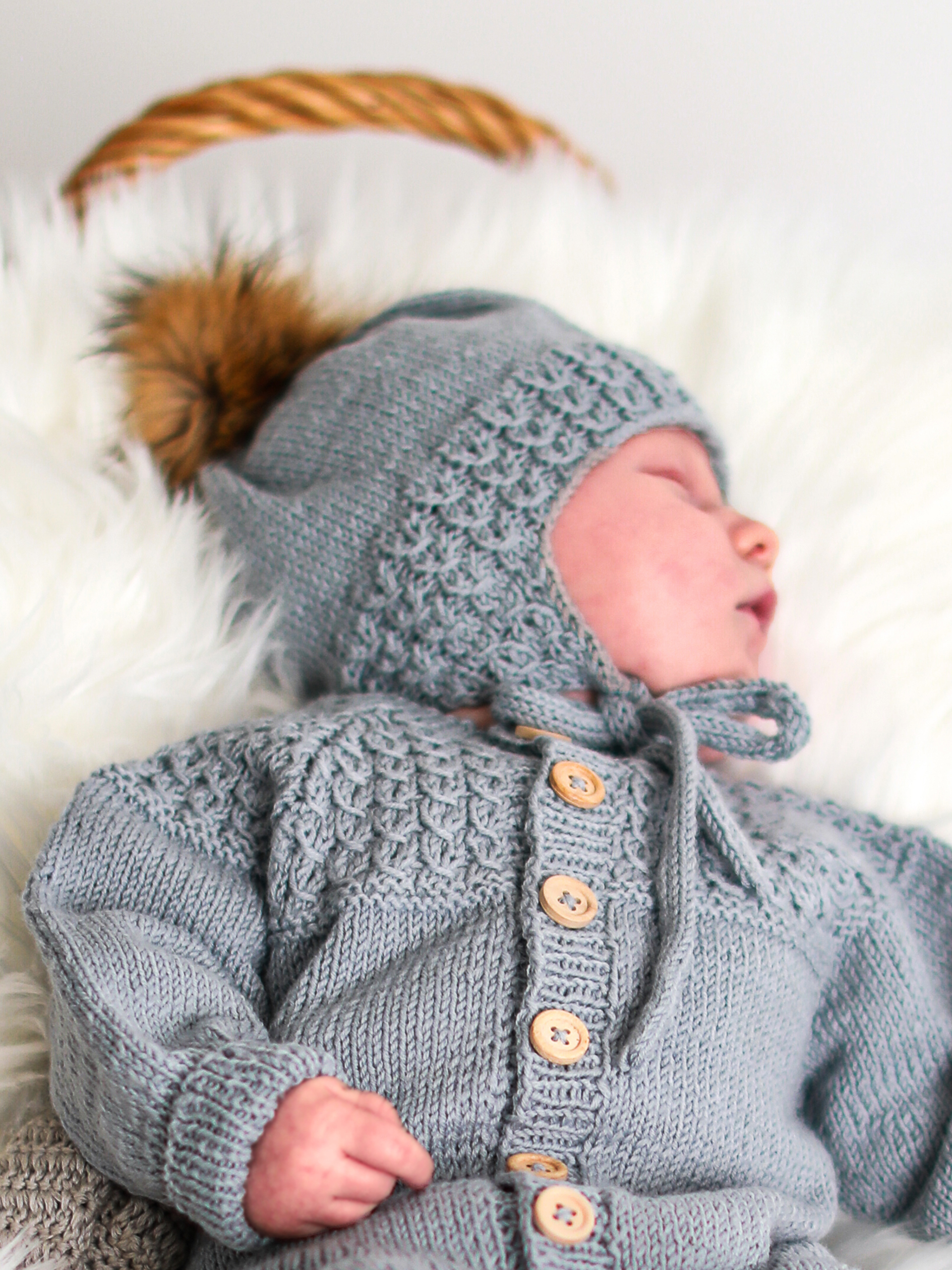 Bysse duskelue og sokker lys blågrå