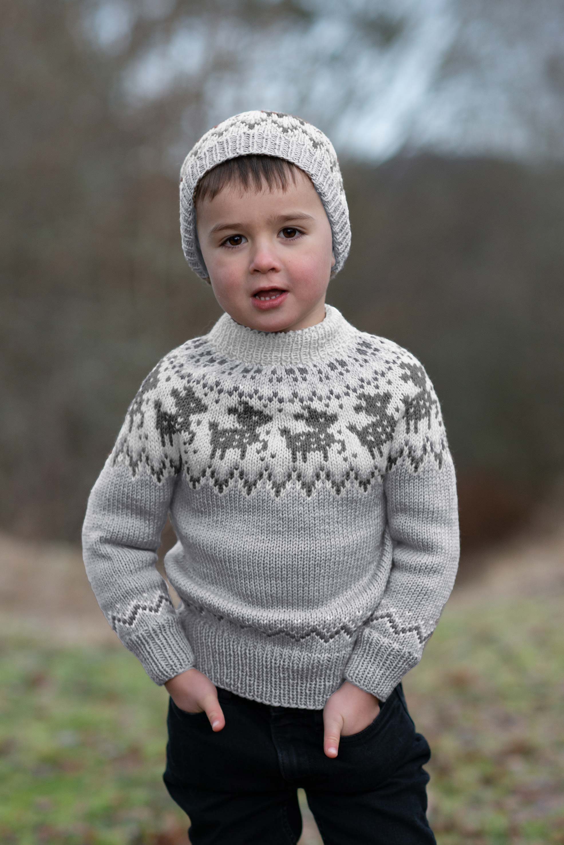 FAUNA genser og lue lys gråmelert