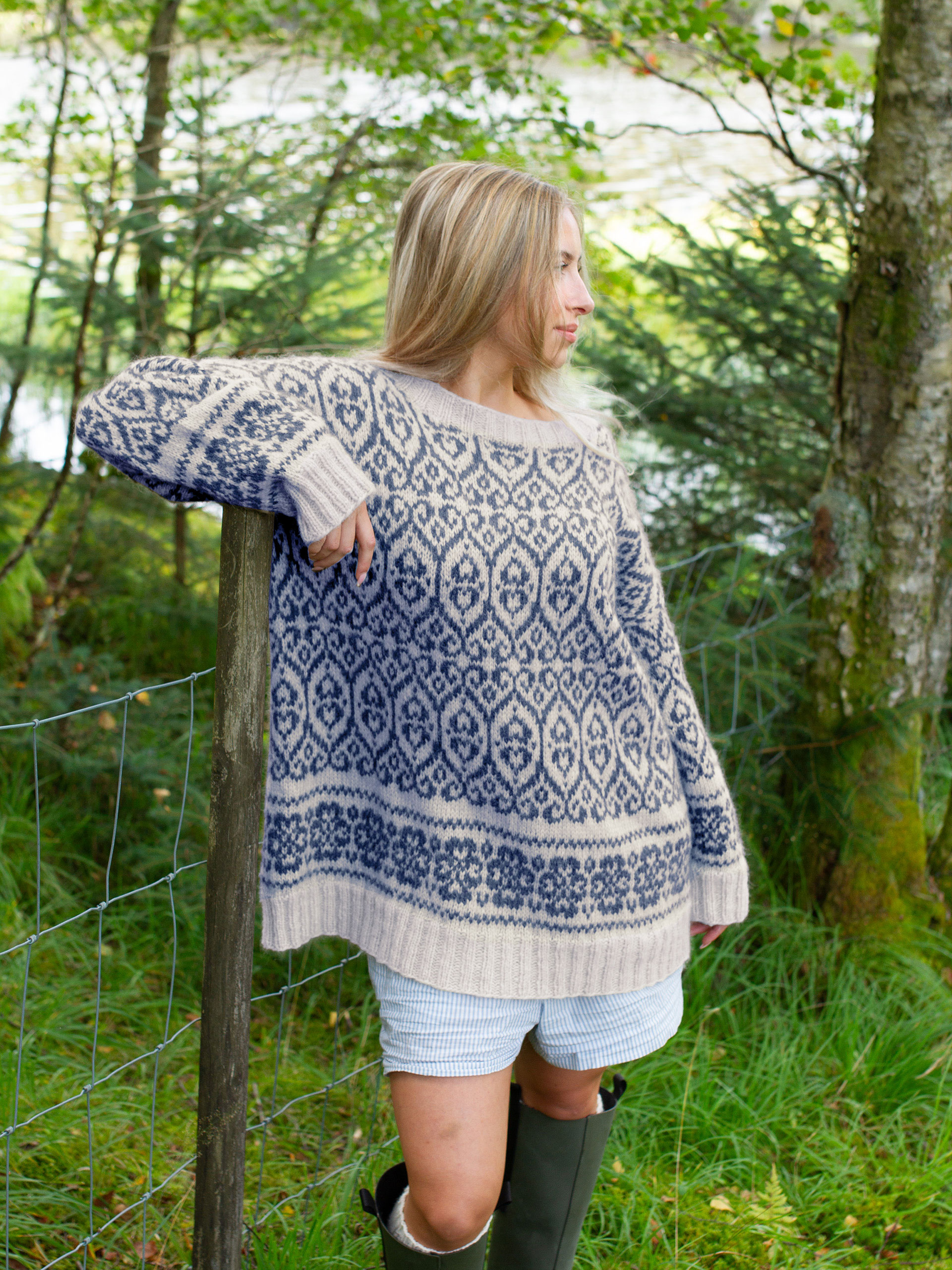 425K-02 FLID genser vol.1 natur mørk blå