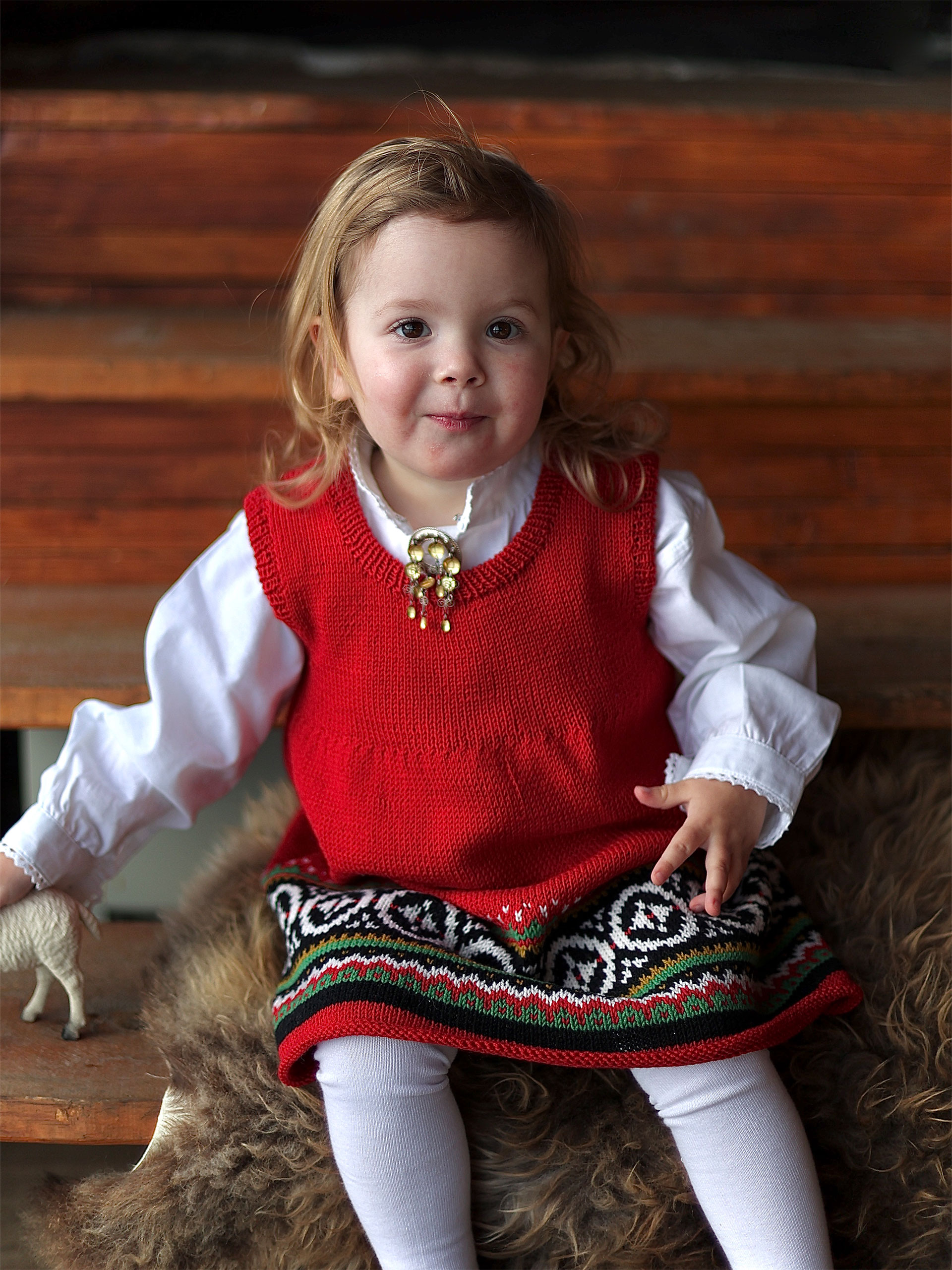 321S-02b GAARD ermeløs festdrakt