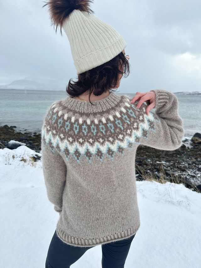 521E-06b Myrkutimi genser dame