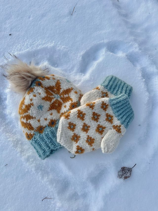 521E-10 Vinterstjerne lue og votter fra nord