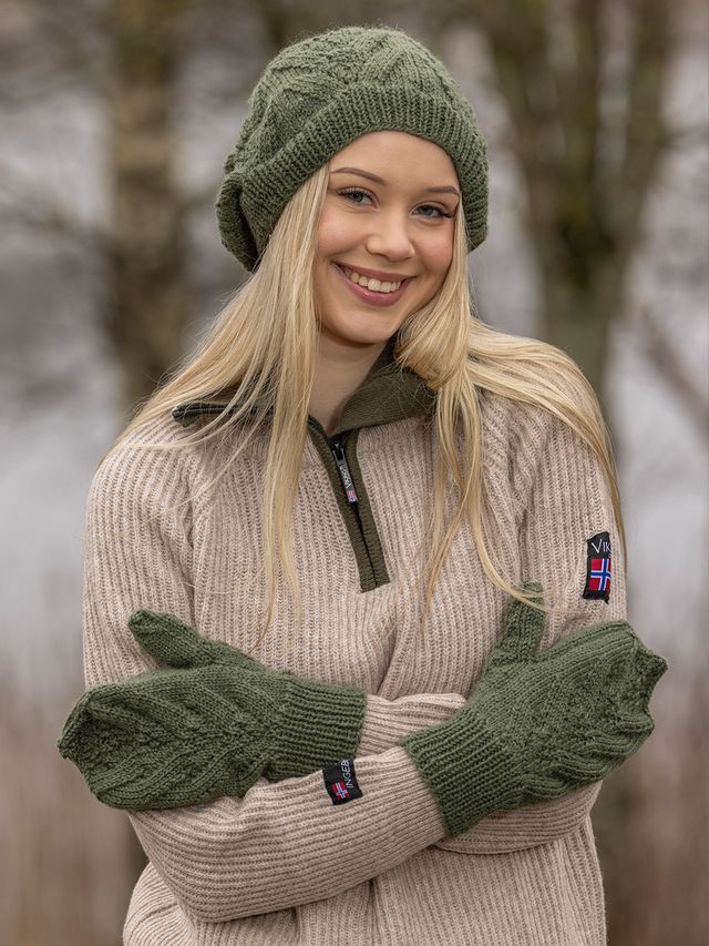 2508-12 Mosedott lue og votter